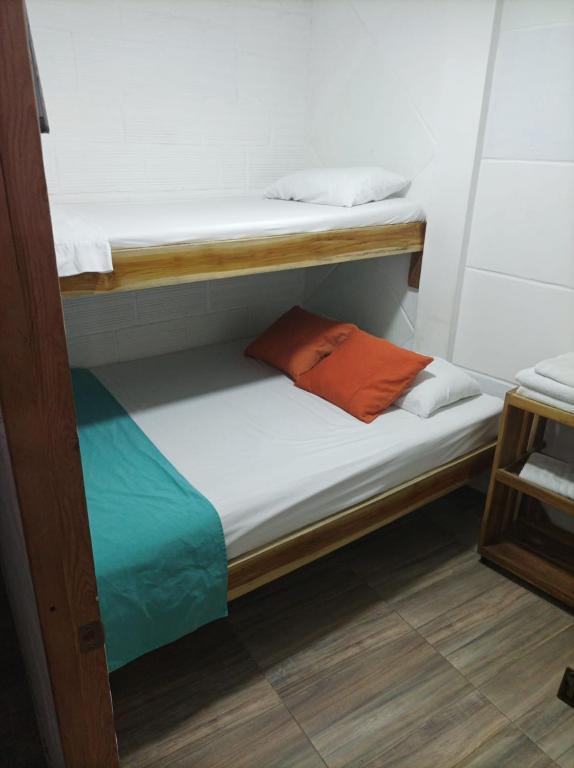 Postel nebo postele na pokoji v ubytování Hostal Catalleya