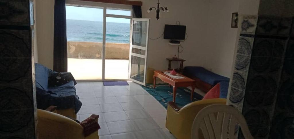 uma sala de estar com vista para o oceano em Maison pied dans l'eau -Bainem Alger em Baïnem Falaise