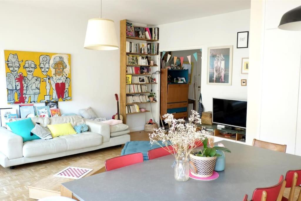 un salon avec une table et un canapé dans l'établissement Sunny apartment Garibaldi Port, Private parking, à Nice