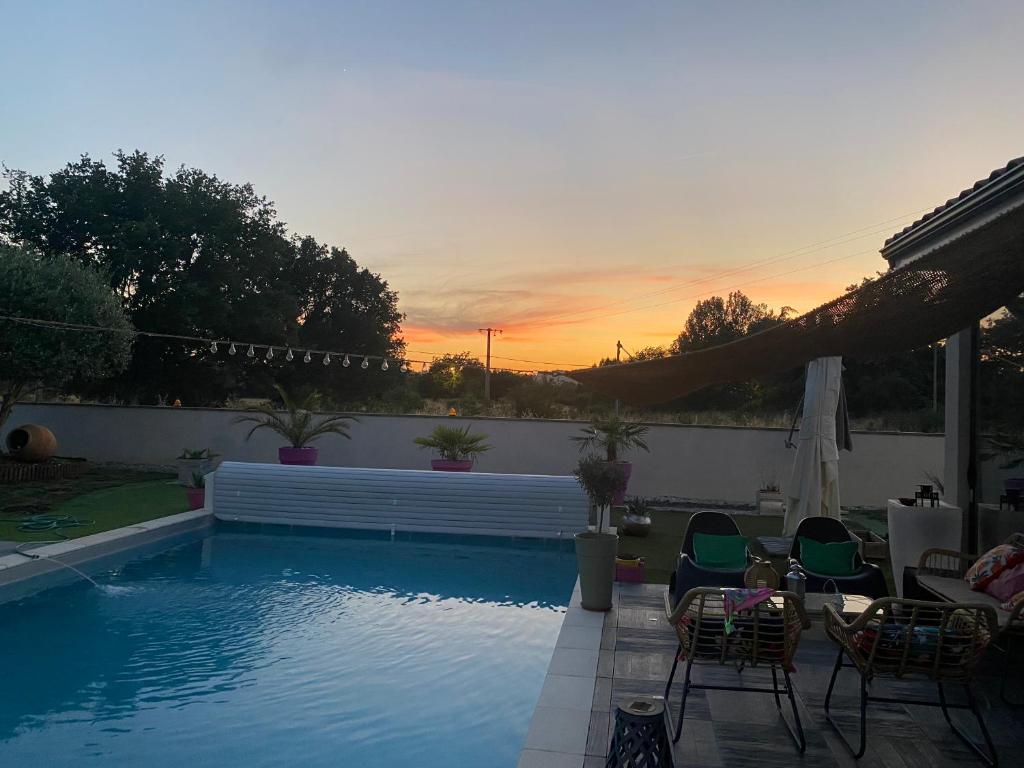 Bazén v ubytování Studio cosy « Le Cocon » avec piscine et spa nebo v jeho okolí
