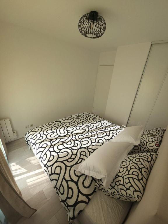 Een bed of bedden in een kamer bij Appartement, Cosy Henri Barbusse