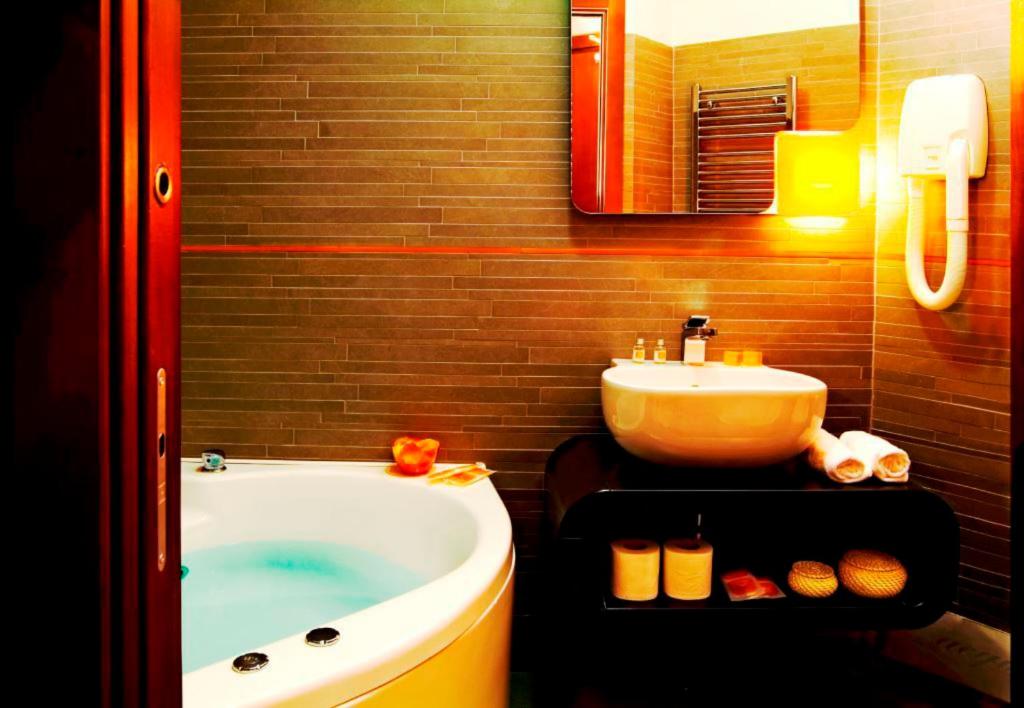 Koupelna v ubytování Orange Hotel