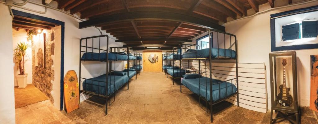 Atlantis Surf Hostel - 混合宿舍间的单人床