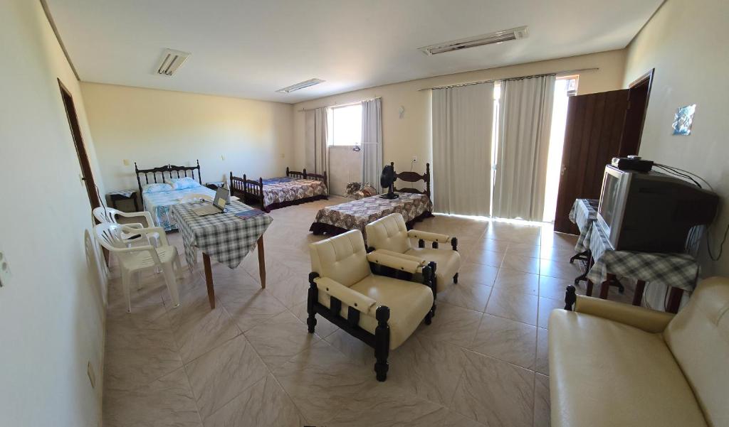 聖羅克迪米納斯的住宿－Suíte na Canastra，带沙发和椅子的客厅以及电视