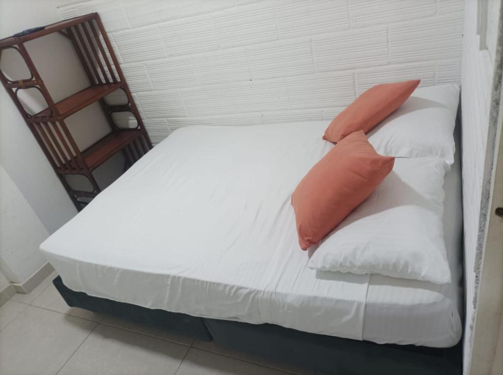 Postel nebo postele na pokoji v ubytování Hostal Catalleya