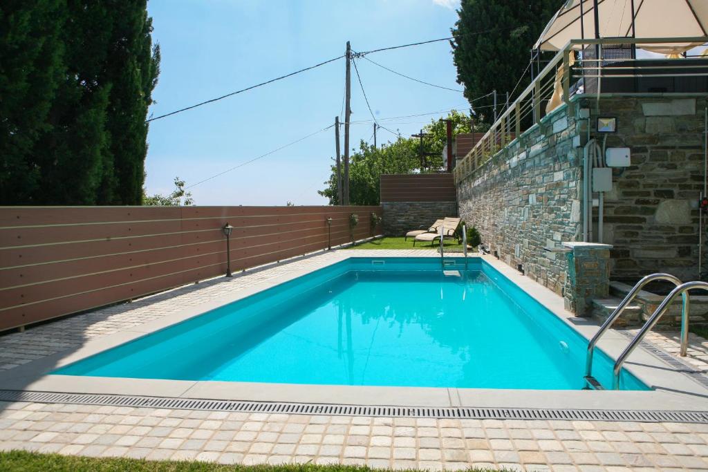 basen na podwórku domu w obiekcie Pacithea Villas w mieście Milies