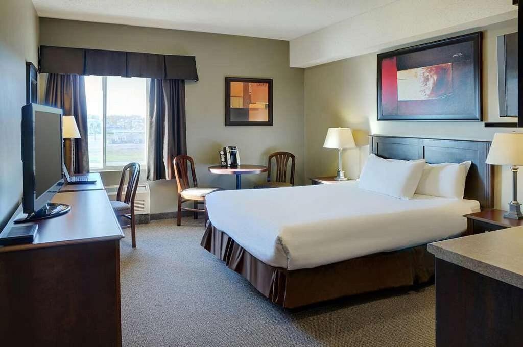 Postel nebo postele na pokoji v ubytování Radisson Hotel Fort St John