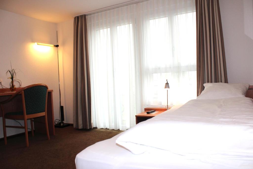 Postel nebo postele na pokoji v ubytování Hotel Freihof Swiss Lodge