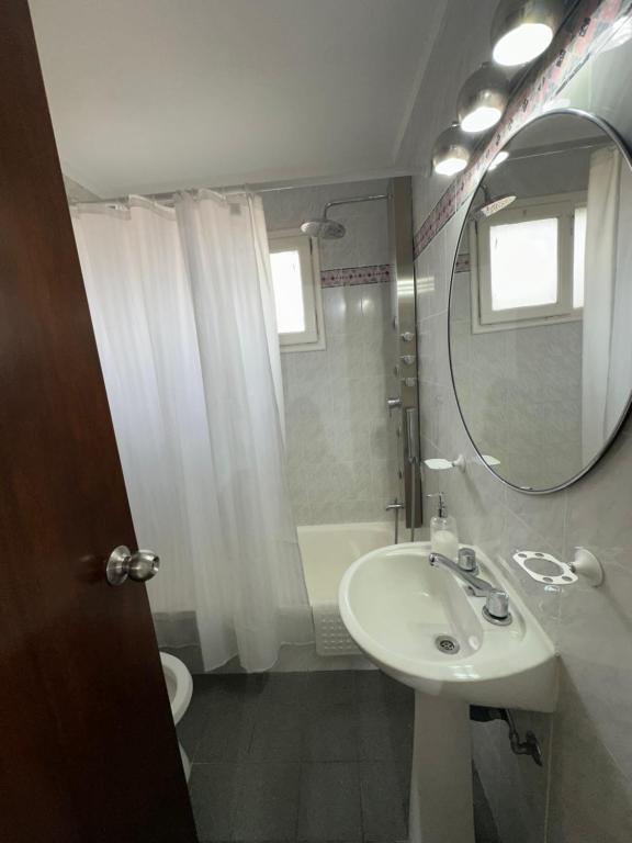 bagno con lavandino, servizi igienici e specchio di Amplio Departamento en Zona Gastronómica a 3 cuadras de estación Central a Lanús