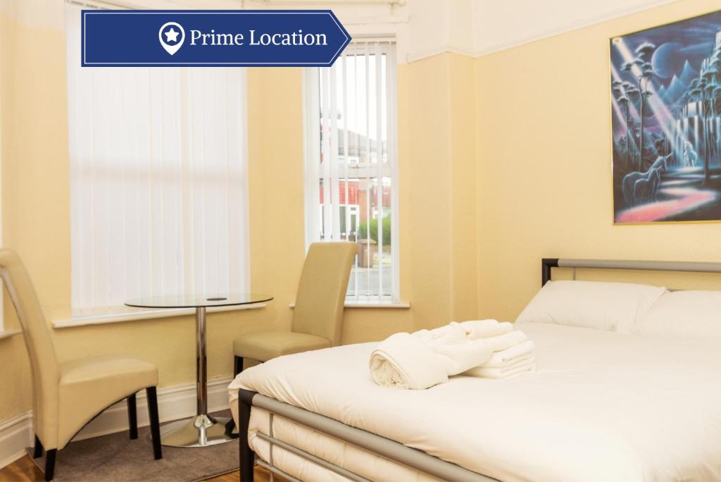 um quarto com uma cama, uma mesa e cadeiras em Lovely Suite 1 - Private Room in Eccles em Manchester