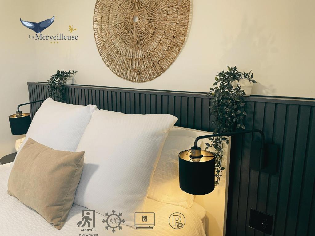 um quarto com uma cama com dois vasos de plantas em Pavillon Neuf Baie de Tadoussac Clim Parking - 1 chambre em Tadoussac