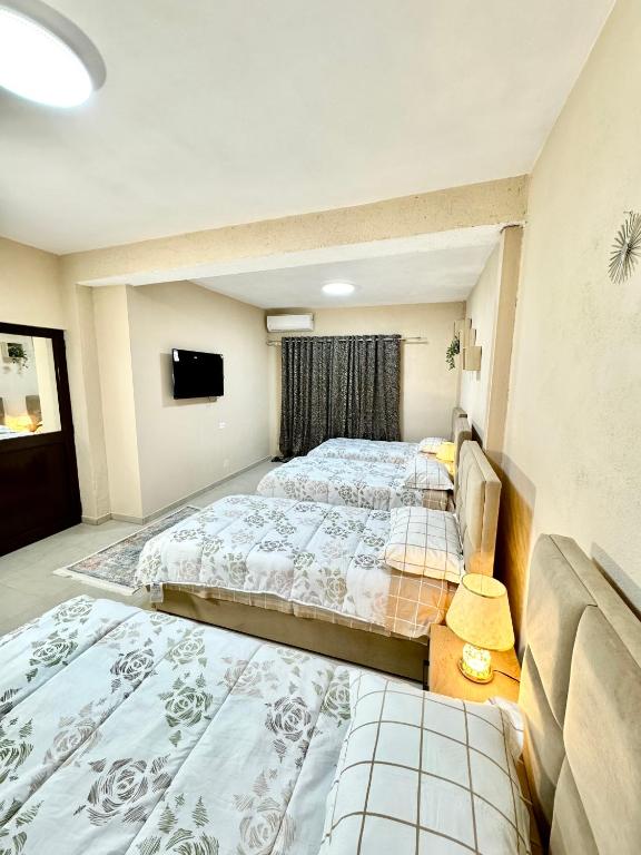 Postel nebo postele na pokoji v ubytování Shkodra Guest House & Trips