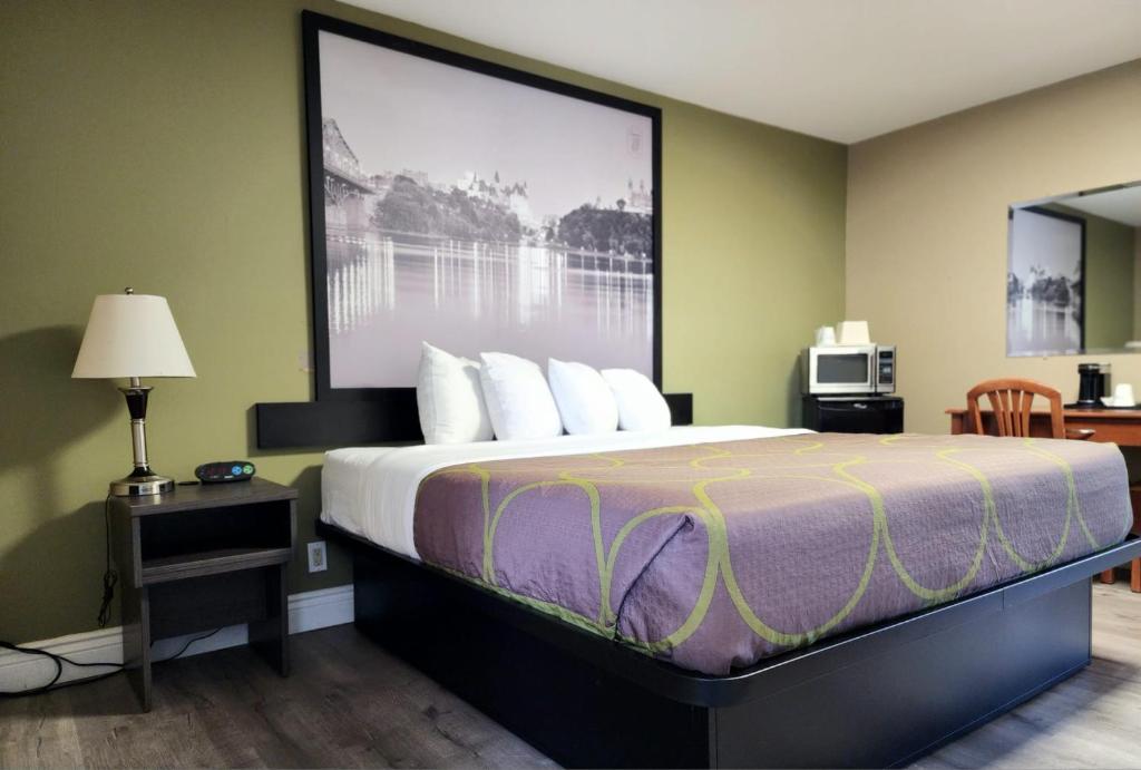 Una cama o camas en una habitación de Super 8 by Wyndham Pembroke