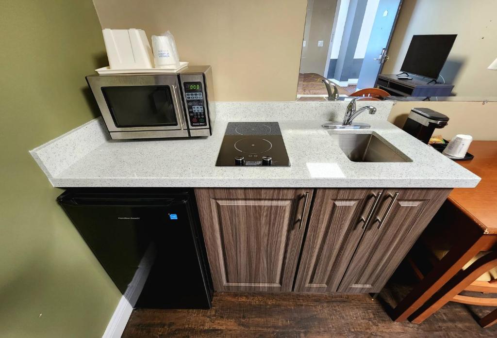 Una cocina o cocineta en Super 8 by Wyndham Pembroke