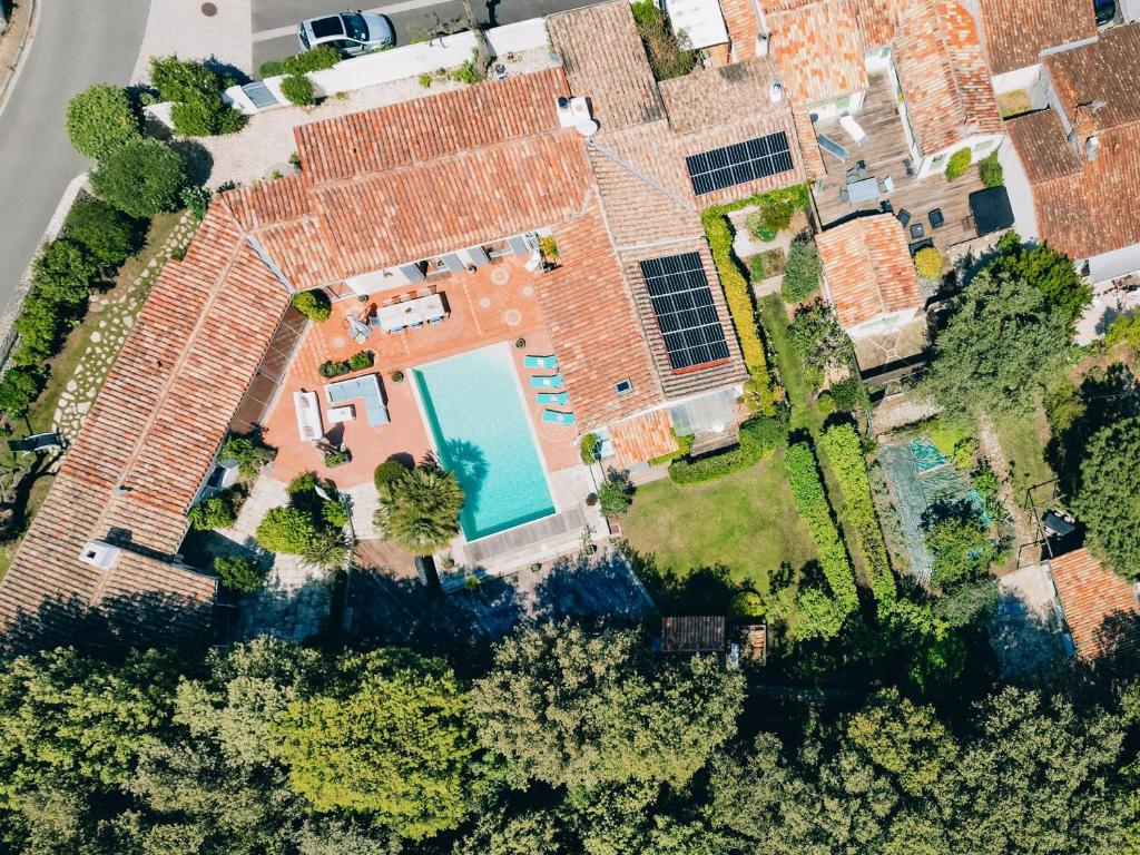una vista aérea de una casa con piscina en ILE DE RE - Villa Foulquier en Rivedoux-Plage