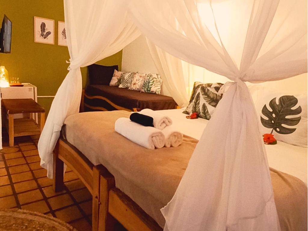 パウメイラスにあるRecanto Villa São Joãoのベッドとタオル2枚のある寝室