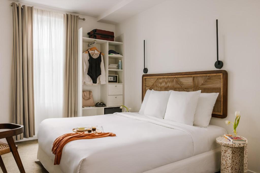 カンヌにあるYelo Belle Epoque powered by Sonderのベッドルーム(白い大型ベッド1台、木製ヘッドボード付)
