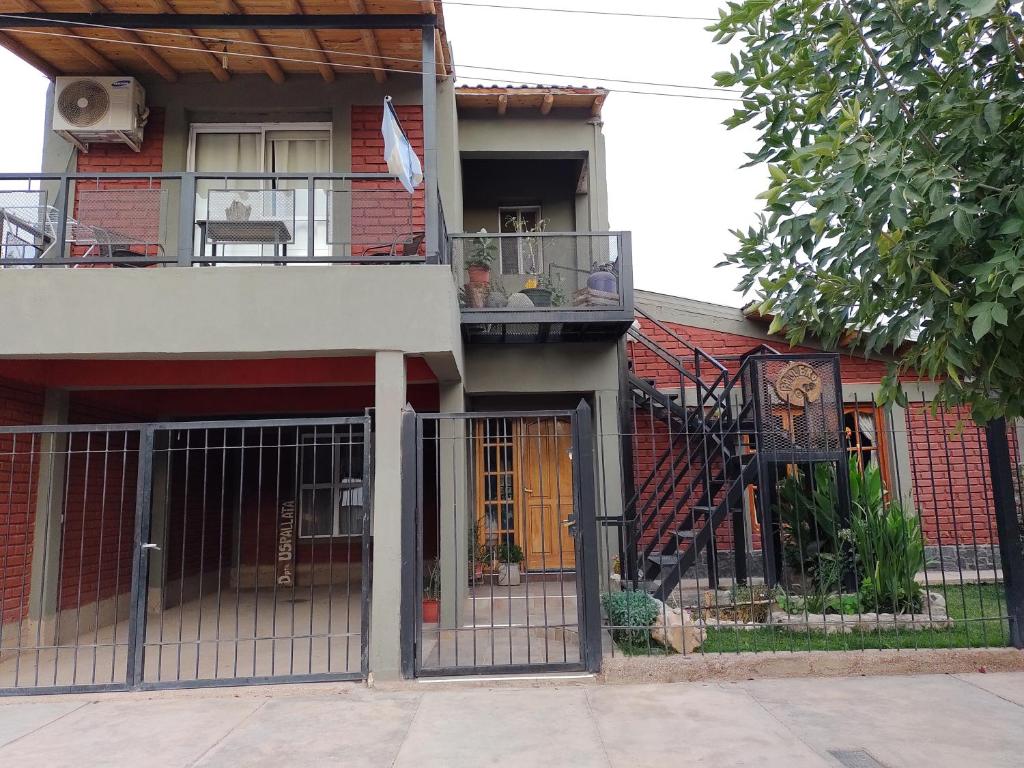 een gebouw met een poort en een balkon bij Departamento Uspallata in Uspallata