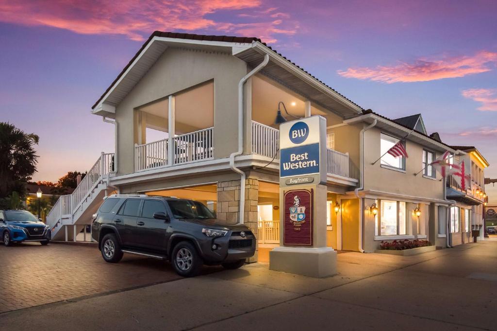 uma SUV preta estacionada em frente a uma mediana do hotel em Best Western Historic Bayfront em Saint Augustine