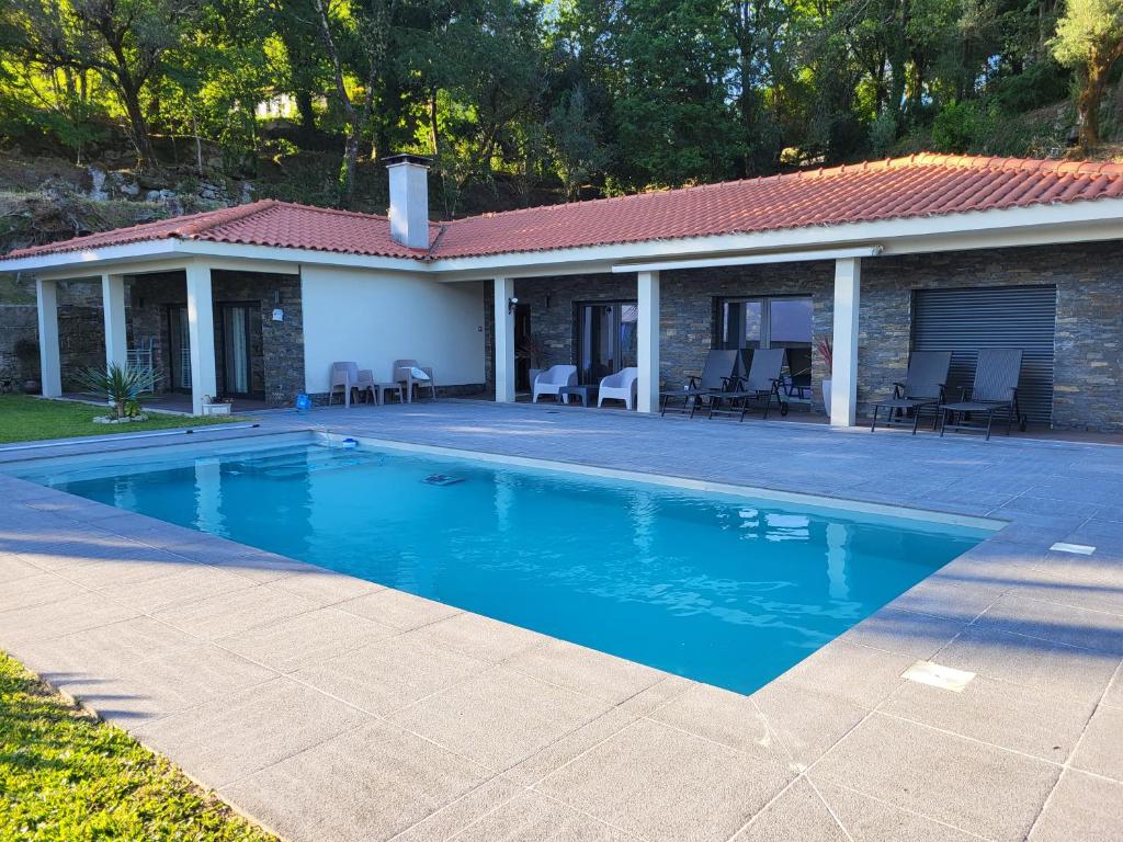 una piscina frente a una casa en Casa do Alambique, en Alvaredo