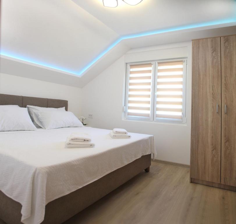 Postel nebo postele na pokoji v ubytování Golden hill Vinča