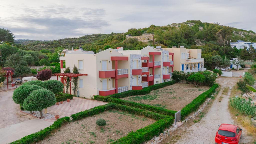 widok z góry na budynek z zaparkowanym przed budynkiem samochodem w obiekcie Venetiko rooms w Chios