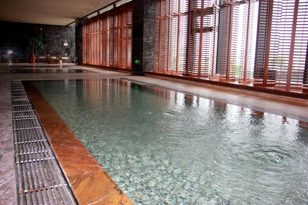 Bazén v ubytování Crowne Plaza Hefei by IHG nebo v jeho okolí