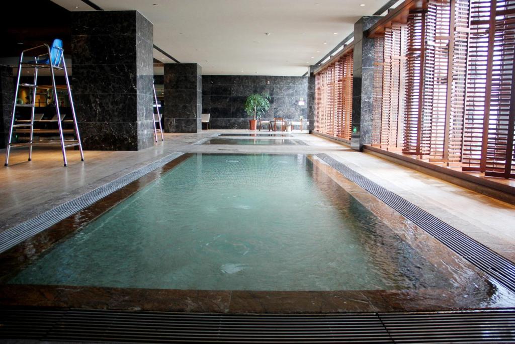Bazén v ubytování Crowne Plaza Hefei by IHG nebo v jeho okolí