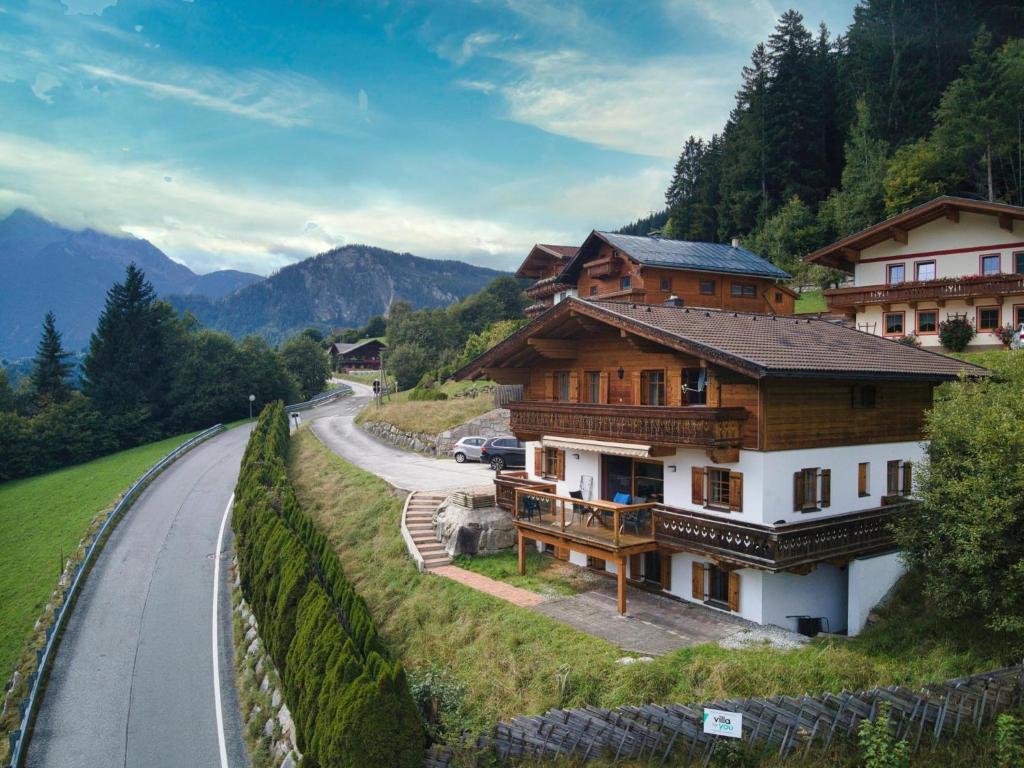 dom na wzgórzu obok drogi w obiekcie Bella Vista XL w mieście Wald im Pinzgau