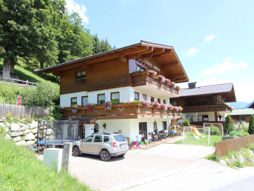 dom z samochodem zaparkowanym przed nim w obiekcie Birgit Hinterglemm w Saalbach Hinterglemm