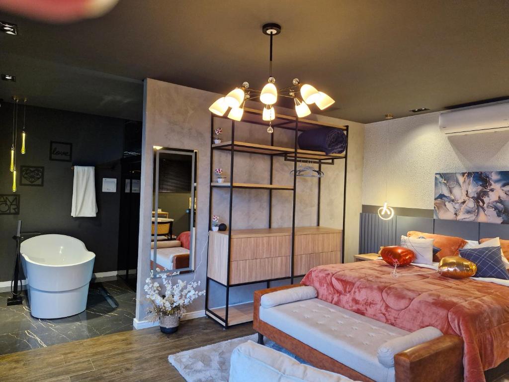 カンポラルゴにあるCarpe Diem Cabanas 2のベッドルーム(大型ベッド1台付)、バスルームが備わります。