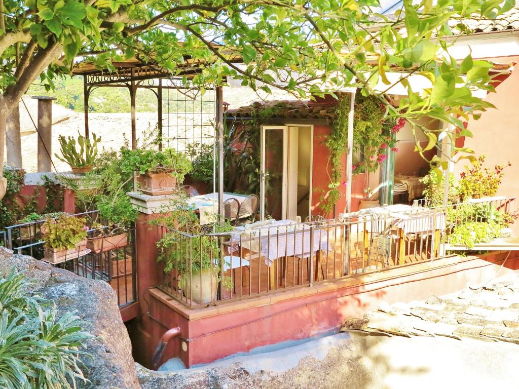 una casa con balcone con piante di B&B L'Orto Sul Tetto a Ragusa