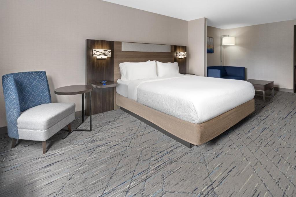 Holiday Inn Express Hotel & Suites Freeport by IHG - King Suite