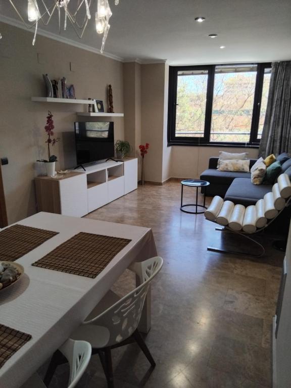 ein Wohnzimmer mit einem Sofa und einem Tisch in der Unterkunft Apartamento en la Ciudad de las Artes y las Ciencias in Valencia