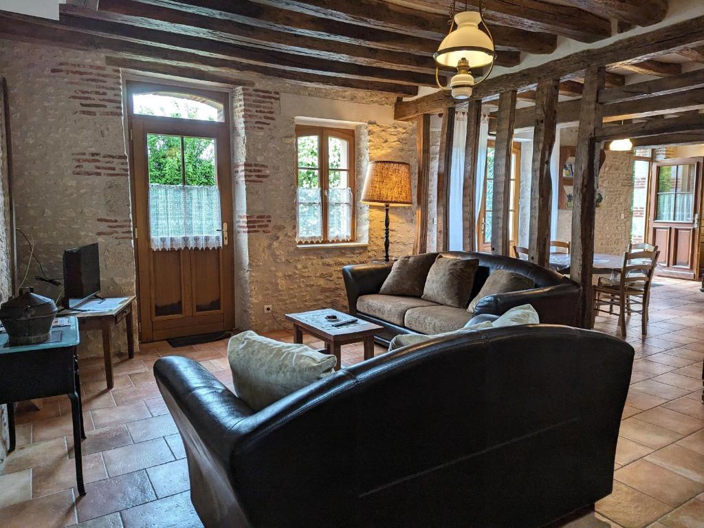 Charmante Maison Rurale avec Terrasse Privative, Proche A.77 et A.19, entre Gâtinais et Fontainebleau - FR-1-590-58 - Holiday Home (5 Adults)