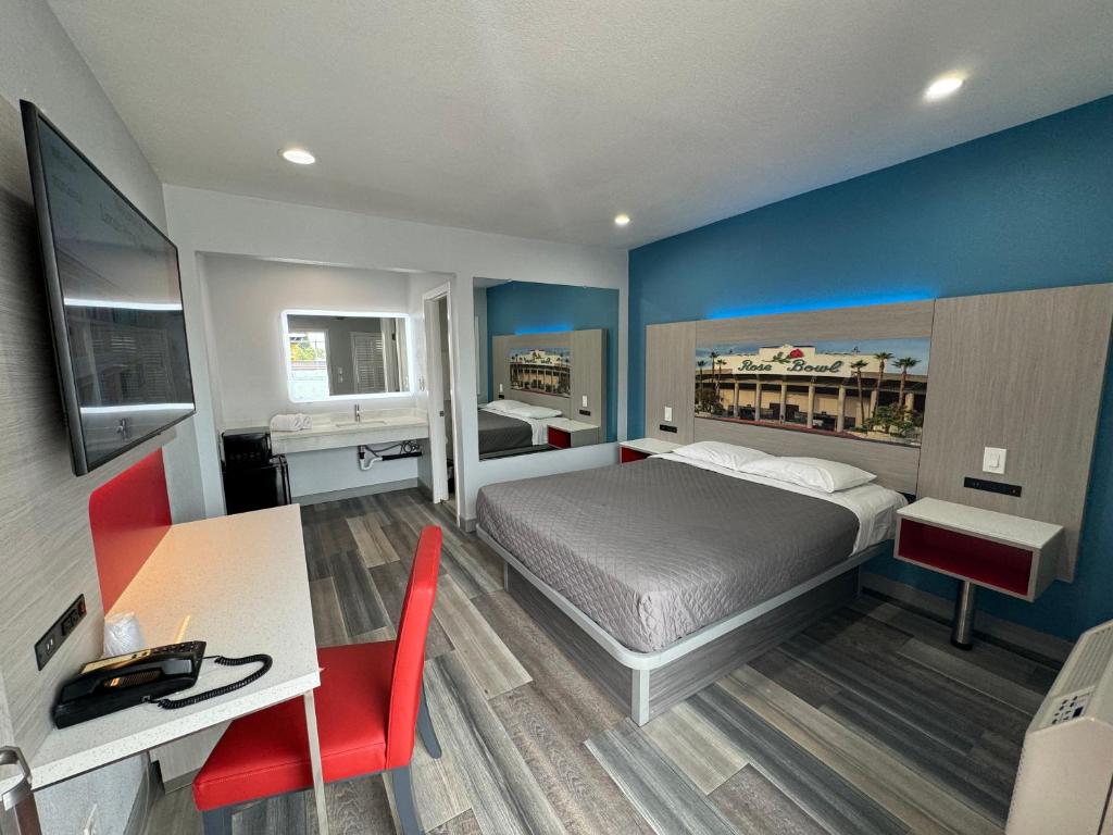 1 dormitorio con cama, escritorio y mesa en Lincoln Motel - Los Angeles, Hollywood Area en Pasadena