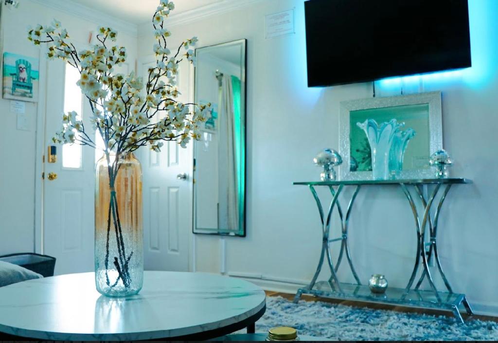 TV a/nebo společenská místnost v ubytování Stylish Cozy Quiet Family Retreat and Romantic getaway Sleeps up to 7 with Fast Wifi, Free Parking, Work station, Alexa enabled, Fenced in Backyard for Pets Grill Party Patio, Porch, Beach, Canal, stadium,Boardwalk Restaurants, and much more!