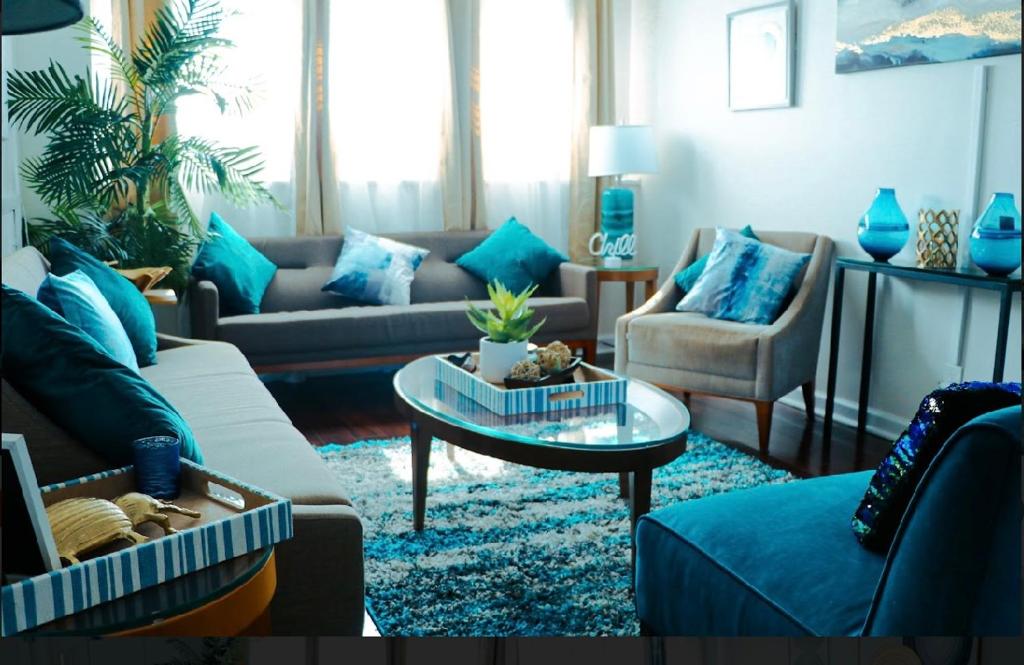 Posezení v ubytování Stylish Cozy Quiet Family Retreat and Romantic getaway Sleeps up to 7 with Fast Wifi, Free Parking, Work station, Alexa enabled, Fenced in Backyard for Pets Grill Party Patio, Porch, Beach, Canal, stadium,Boardwalk Restaurants, and much more!