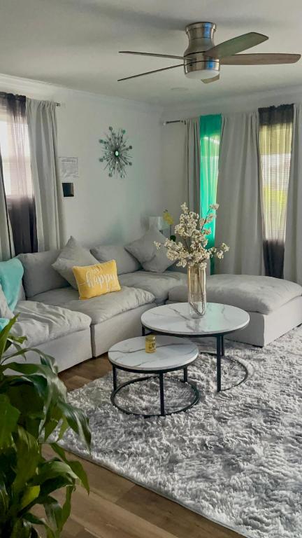 Posezení v ubytování Stylish Cozy Quiet Family Retreat and Romantic getaway Sleeps up to 7 with Fast Wifi, Free Parking, Work station, Alexa enabled, Fenced in Backyard for Pets Grill Party Patio, Porch, Beach, Canal, stadium,Boardwalk Restaurants, and much more!