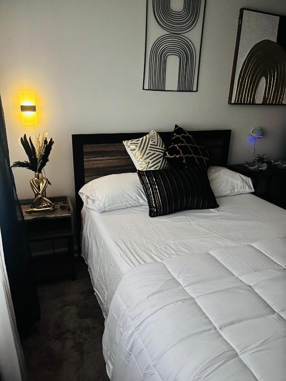 Postel nebo postele na pokoji v ubytování Stylish Cozy Quiet Family Retreat and Romantic getaway Sleeps up to 7 with Fast Wifi, Free Parking, Work station, Alexa enabled, Fenced in Backyard for Pets Grill Party Patio, Porch, Beach, Canal, stadium,Boardwalk Restaurants, and much more!