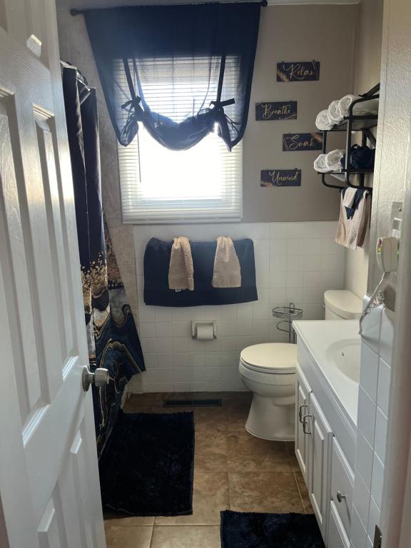 Koupelna v ubytování Stylish Cozy Quiet Family Retreat and Romantic getaway Sleeps up to 7 with Fast Wifi, Free Parking, Work station, Alexa enabled, Fenced in Backyard for Pets Grill Party Patio, Porch, Beach, Canal, stadium,Boardwalk Restaurants, and much more!