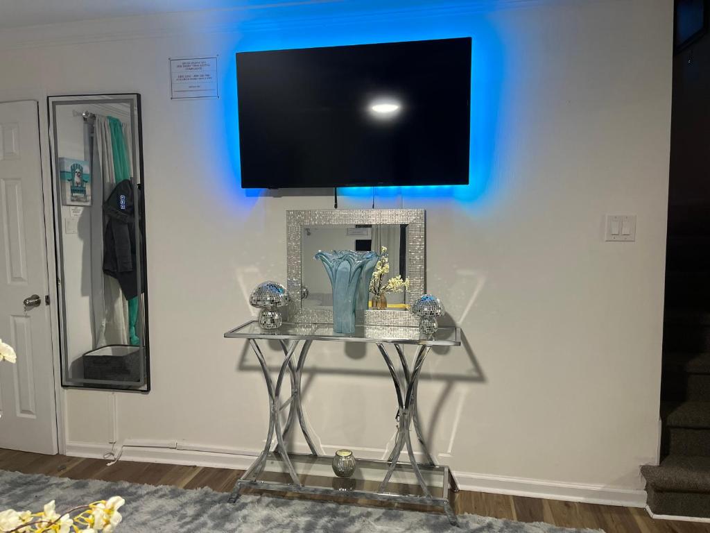 TV a/nebo společenská místnost v ubytování Stylish Cozy Quiet Family Retreat and Romantic getaway Sleeps up to 7 with Fast Wifi, Free Parking, Work station, Alexa enabled, Fenced in Backyard for Pets Grill Party Patio, Porch, Beach, Canal, stadium,Boardwalk Restaurants, and much more!