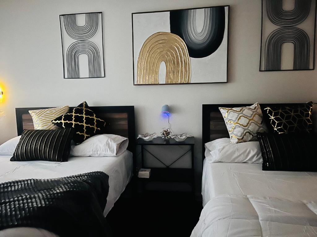 Postel nebo postele na pokoji v ubytování Stylish Cozy Quiet Family Retreat and Romantic getaway Sleeps up to 7 with Fast Wifi, Free Parking, Work station, Alexa enabled, Fenced in Backyard for Pets Grill Party Patio, Porch, Beach, Canal, stadium,Boardwalk Restaurants, and much more!
