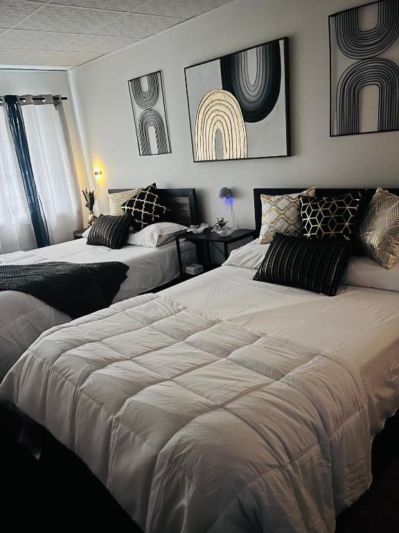 Postel nebo postele na pokoji v ubytování Stylish Cozy Quiet Family Retreat and Romantic getaway Sleeps up to 7 with Fast Wifi, Free Parking, Work station, Alexa enabled, Fenced in Backyard for Pets Grill Party Patio, Porch, Beach, Canal, stadium,Boardwalk Restaurants, and much more!