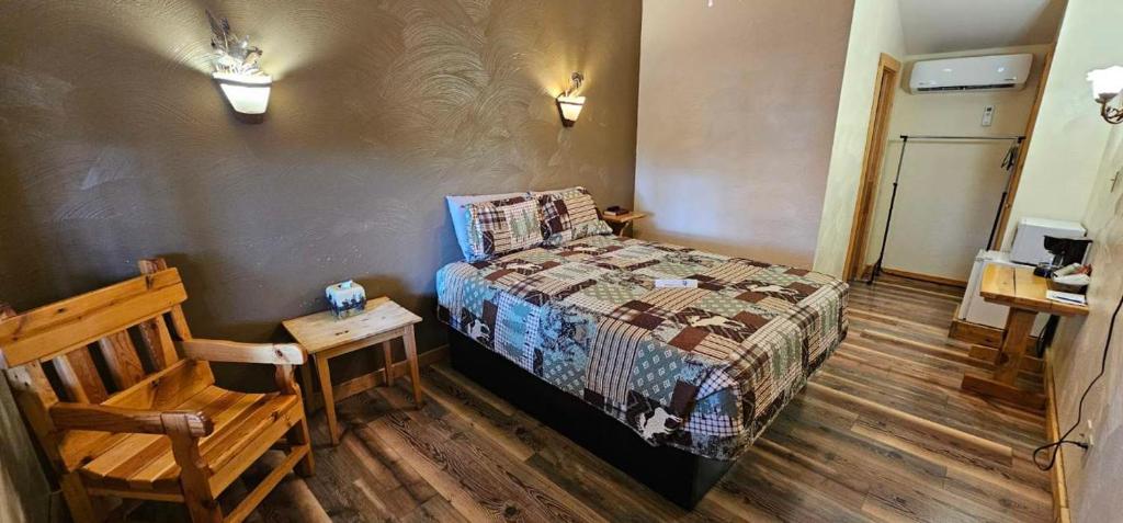 Postel nebo postele na pokoji v ubytování Nine Pines Motel