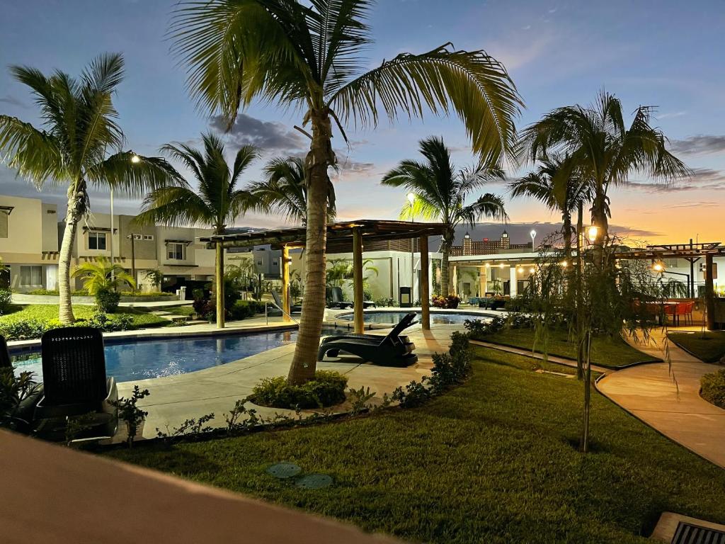 um resort com piscina e palmeiras em New-Promo-Family-Pool-Gated-Sleeps 10-Near Beach em Mazatlán