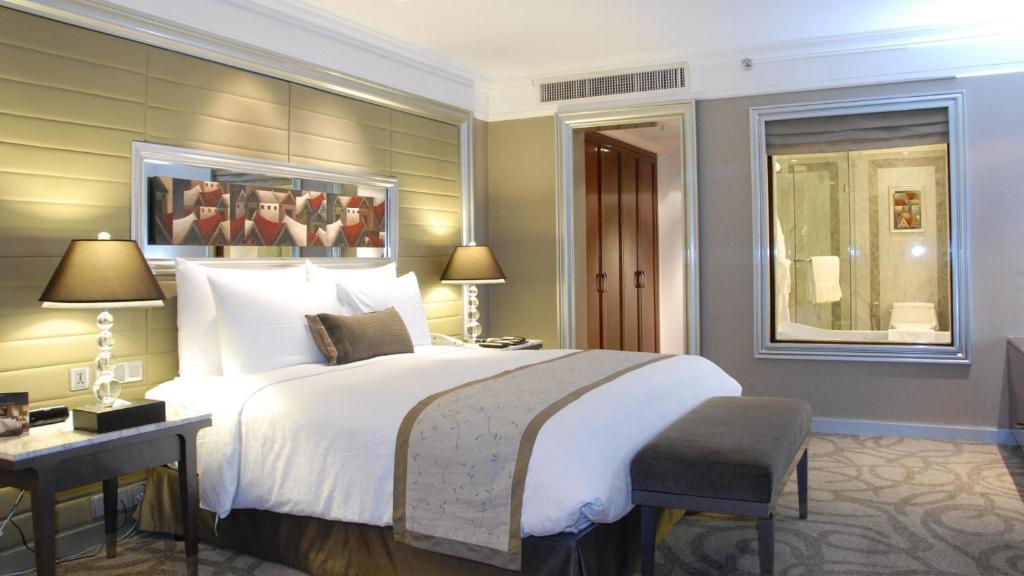 曼谷的住宿－曼谷洲際酒店，酒店客房设有一张大床和一张书桌。