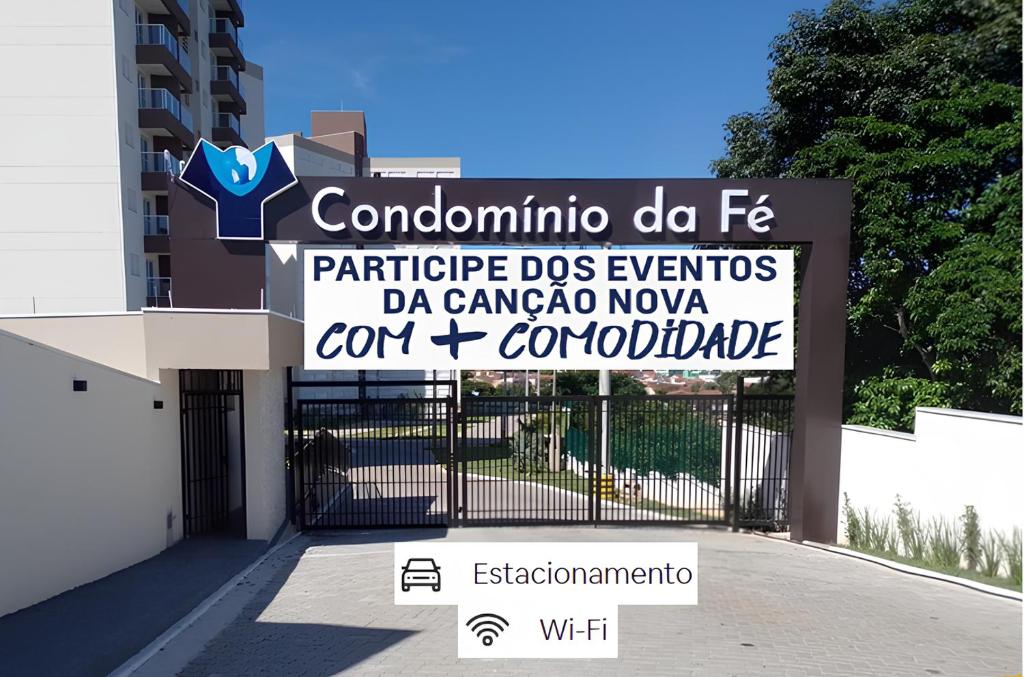 um sinal em frente a um edifício com um portão em Apto com Garagem e Wi-Fi a 4 minutos da Canção Nova em Cachoeira Paulista