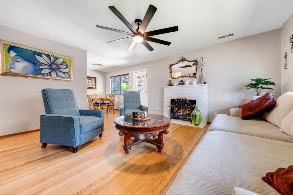 un salon avec un canapé et une table dans l'établissement Charming 2-Bedroom Home With Private Office and Backyard, à Rancho Cordova