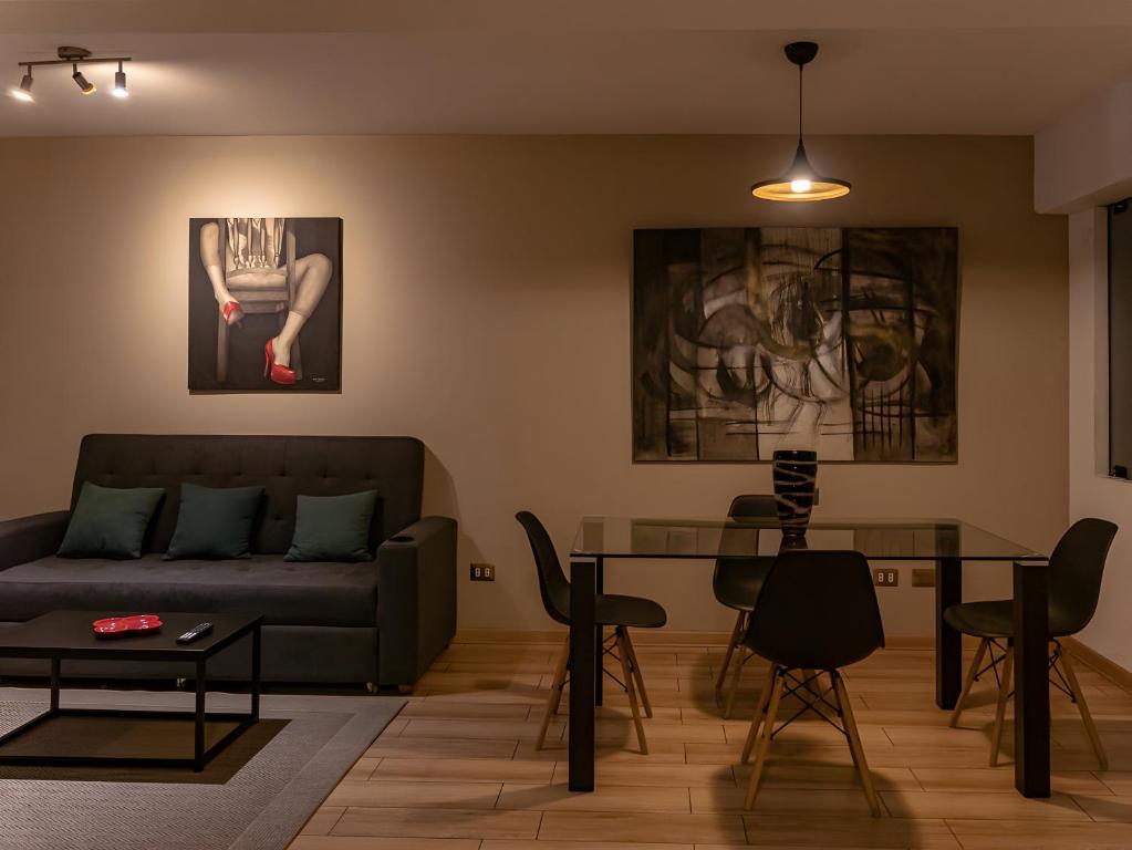 利馬的住宿－Acogedor 2BR Miraflores - Tovar，客厅配有沙发和桌子